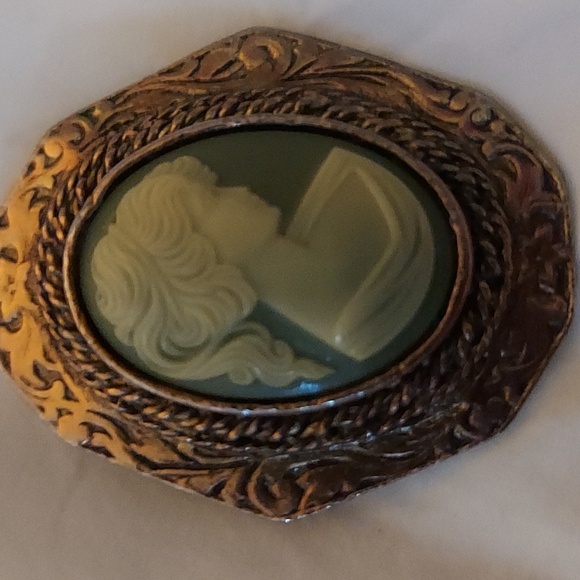 Vintage Cameo Oval Brooch Pin Brooch with Intricate Design - Picture 1 of 4